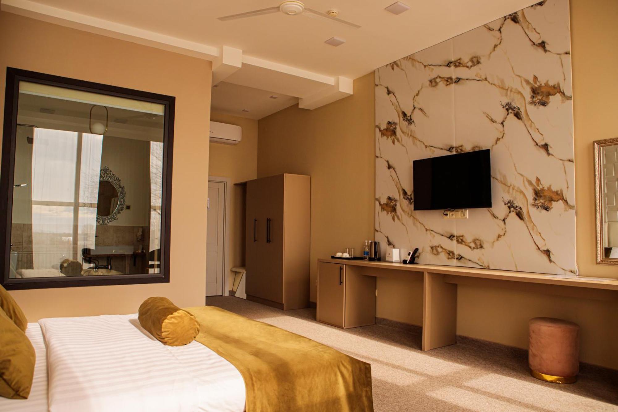 Port Plaza Evn 4*