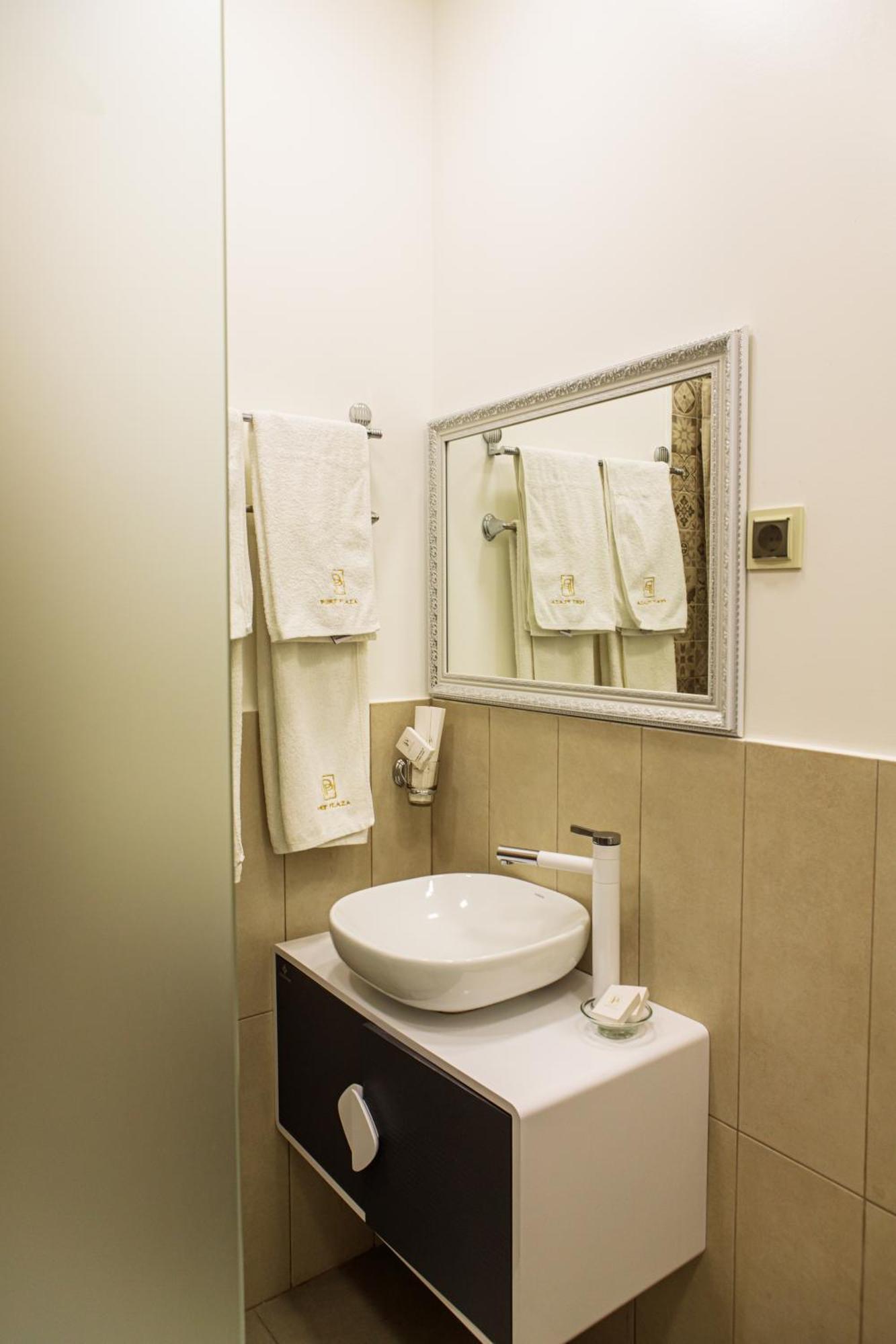 Port Plaza Evn Отель P'arak'ar